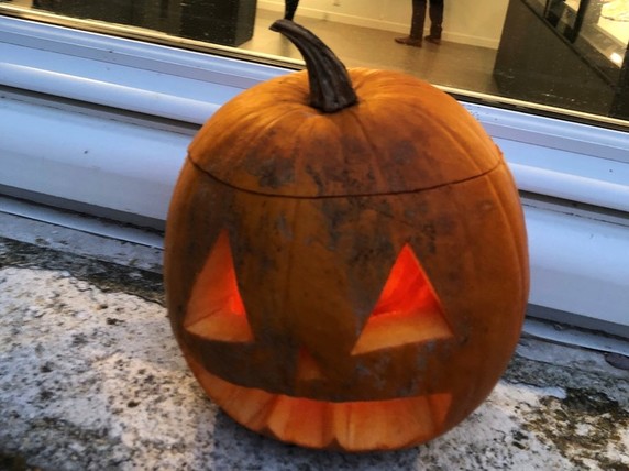 Création et installation des décorations du musée pour Halloween ! Création et installation des décorations du musée pour Halloween !