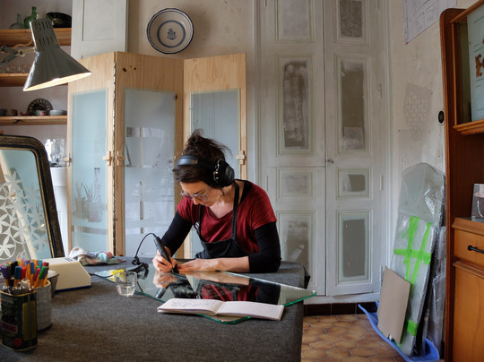 Atelier pédagogique de gravure sur verre par Julia Robert