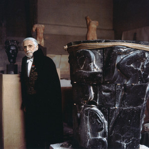 Henri Navarre en habit d'académicien à coté du grand vase en verre, vers 1965