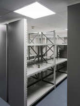 Musée du verre François Décorchemont, aménagement du mobilier des réserves. 2026. Photo  Christian Siloé.