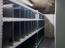 Musée du verre François Décorchemont, aménagement du mobilier des réserves. 2026. Photo  Christian Siloé.