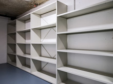 Musée du verre François Décorchemont, aménagement du mobilier des réserves. 2026. Photo  Christian Siloé.