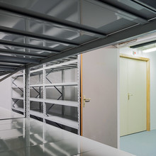 Musée du verre François Décorchemont, aménagement du mobilier des réserves. 2026. Photo  Christian Siloé.
