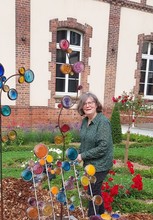 Fabienne Picaud installe son mobilier de verre dans le jardin du musée - mai 2024