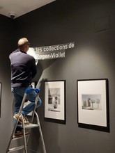 Installation de l'exposition Le verre dans les collections de Roger-Viollet - octobre 2024